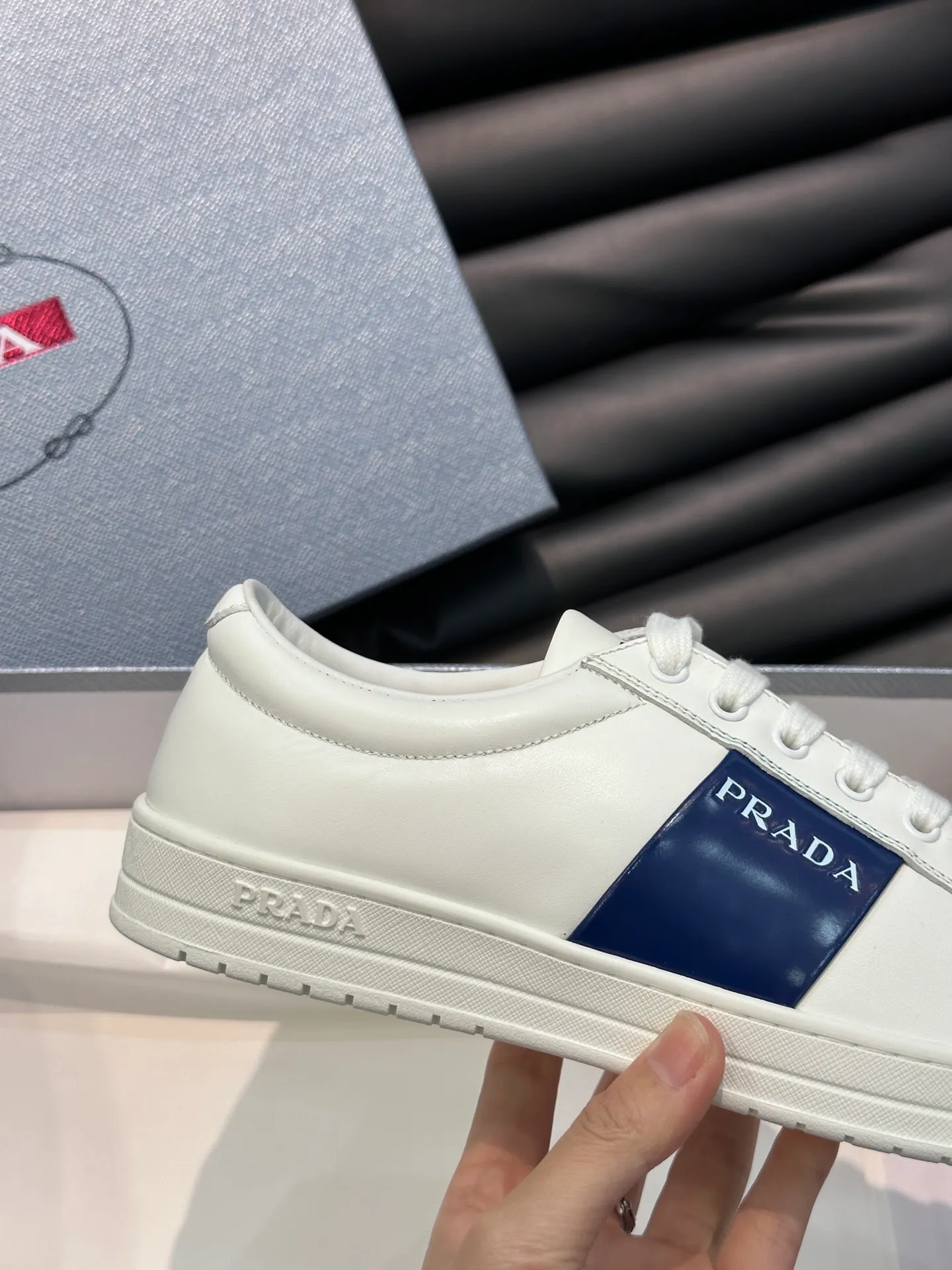 Men's shoes 💰p360 "Men's shoes 💰pRAD*" Prada's new high-end men's casual sports shoes. This leather sports shoe uses calfskin upper. The body of the shoe interprets the Prada letter brand logo from multiple angles. The brand logo is embellished on one side of the upper, all explaining the brand style. Sheepskin lining, lightweight, comfortable and durable! Size: 38-44